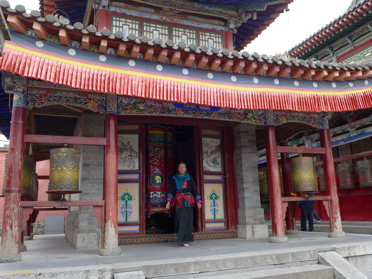 01 21 Xining monastère Ta'er si Tibétaine devant les moulins à prieres  