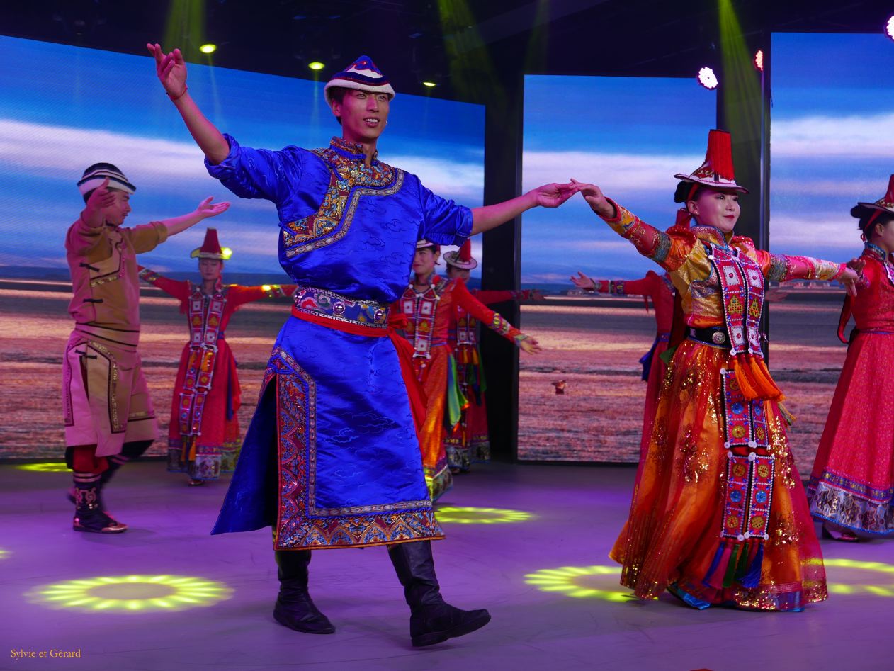 06 38 Zhangye Mati Si spectacle de l'ethnie Yugur pour compenser la fermeture du site 