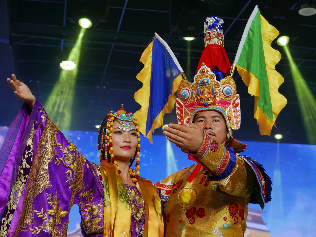 06 42 Zhangye Mati Si spectacle ethnie Yugur épopée du roi Gésar 