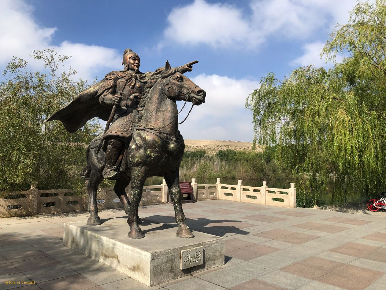 07 1 Jiayuguan le Fort - statue du Général Feng Sheng de l'armée Ming