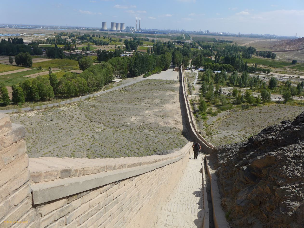 07 10 Jiayuguan la Grande Muraille à 8km du Fort et 11 km du centre ville -  la montée - au loin la ville 