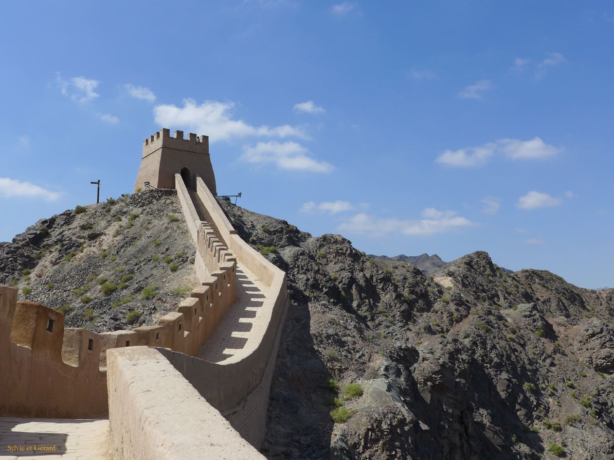 07 11 Jiayuguan Xuanbi la Grande Muraille suspendue la montée de 150 m avec une pente à 45° 
