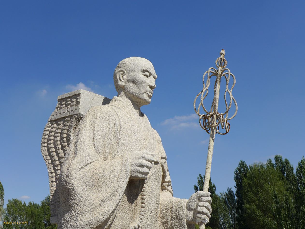 07 14 Jiayuguan la Grande Muraille statue de Xuan Zang le moine voyageur avec sa hotte chargée de rouleaux manuscrits   