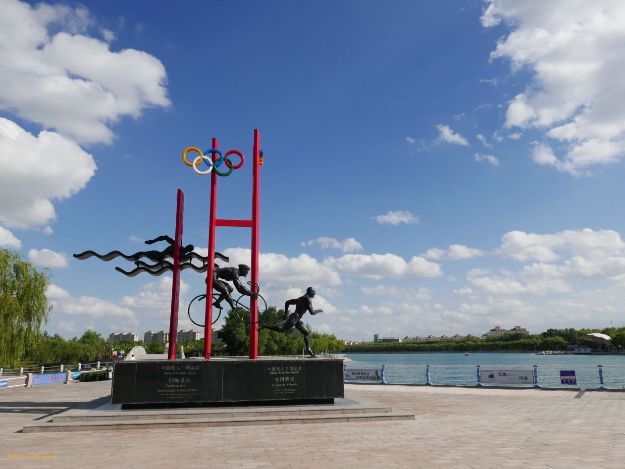 07 18 Jiayuguan Parc Donghu Lake statues au bord du lac artificiel  