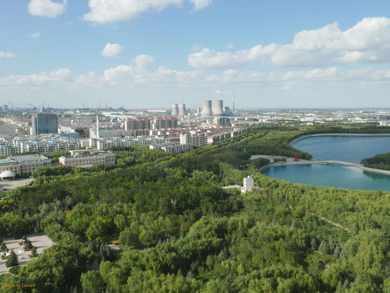 07 20 Jiayuguan Parc Donghu Lake vue de la tour météo au milieu du désert une ville et ses usines 