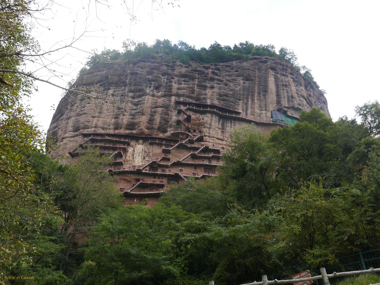 08 2 Tianshui grottes de Maiji Shan ensemble de 194 grottes percées dans la paroi de la montagne et reliées par des passerellles 