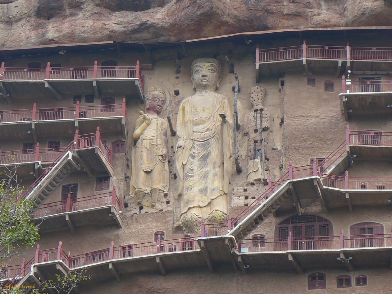 08 3 Tianshui grottes de Maiji Shan La construction des grottes ainsi que les statues et les peintures dateraient de la fin de la dynastie Qin 221-206 avant J.C. 