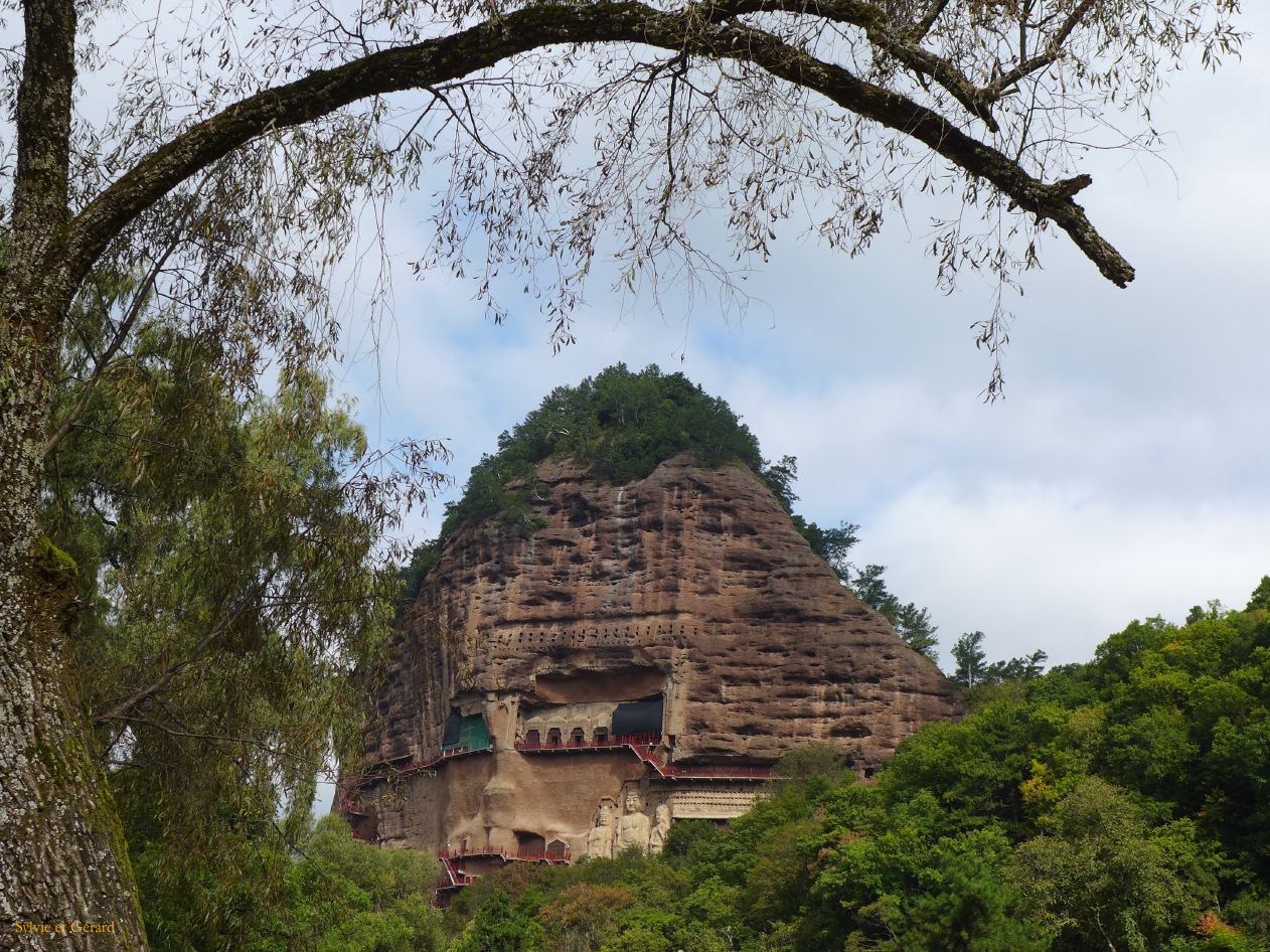 08 5 Tianshui grottes de Maiji Shan C’est par la Route de la Soie que les moines venus d’Inde ont importé leur religion avec cette pratique qui consiste à creuser les falaises