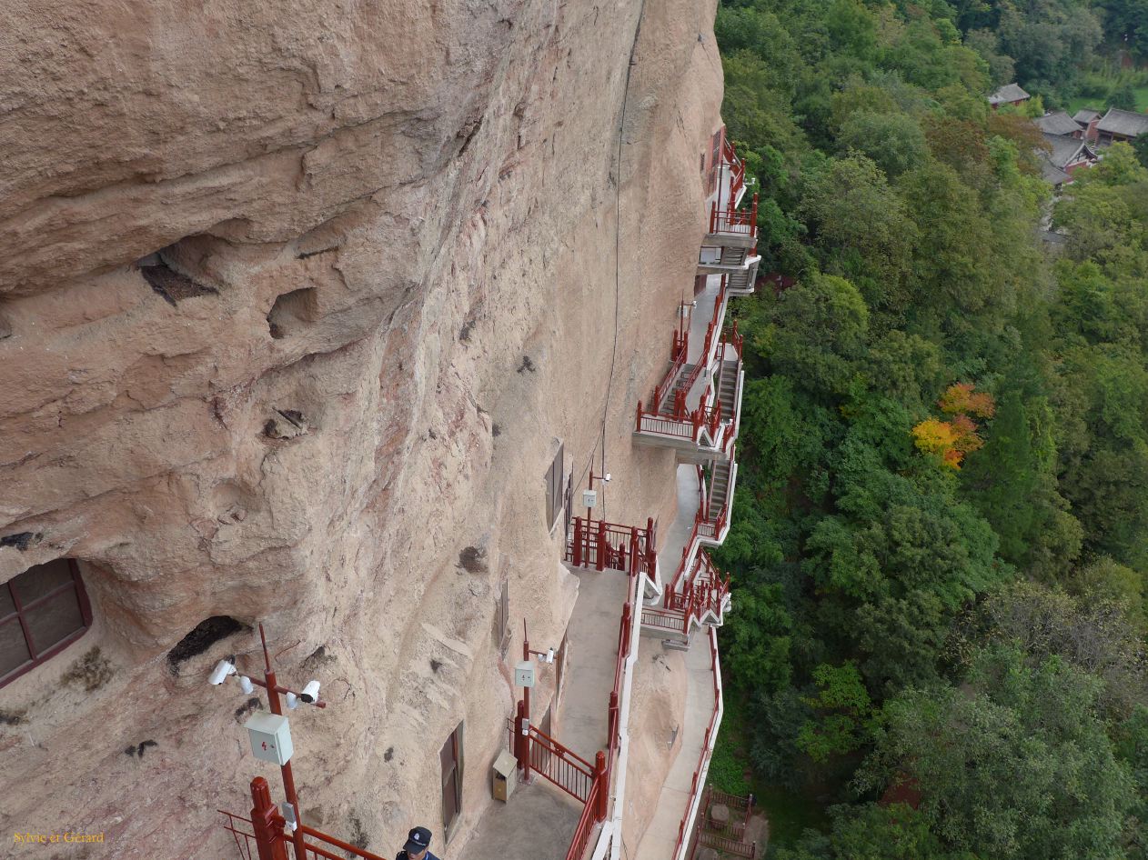 08 6  Tianshui grottes de Maiji Shanon accède par des passerelles et des escaliers accrochés à la paroi au dessus du vide