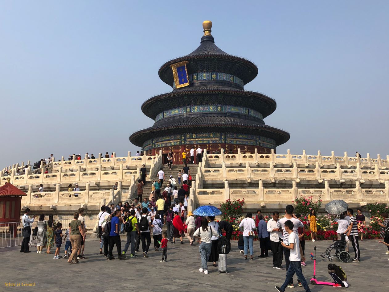 09    Pekin 1 temple du Ciel Construit en 1420, cet ensemble répond à la cosmologie chinoise - Le Temple des prières pour de bonnes moissons 
