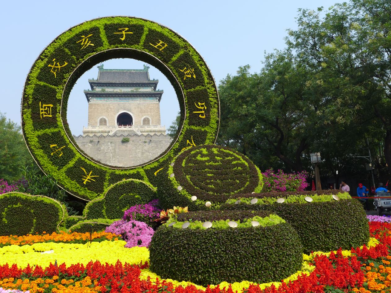 09    Pekin 25 en face de la tour du Tambour la tour de la Cloche construite en 1420 