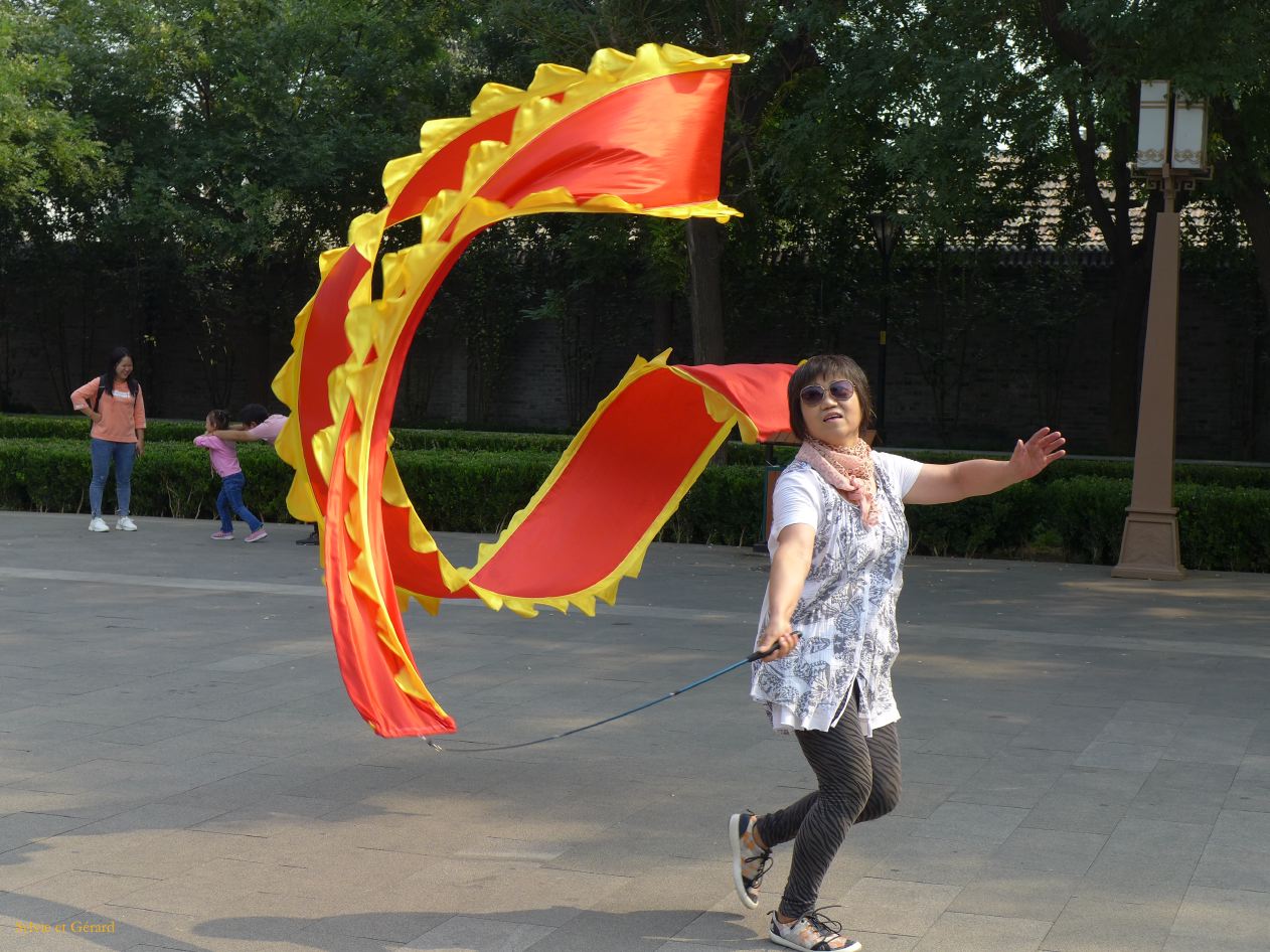 09    Pekin 28 La danse du ruban chinois est une forme d'art traditionnel originaire de la Chine ancienne 