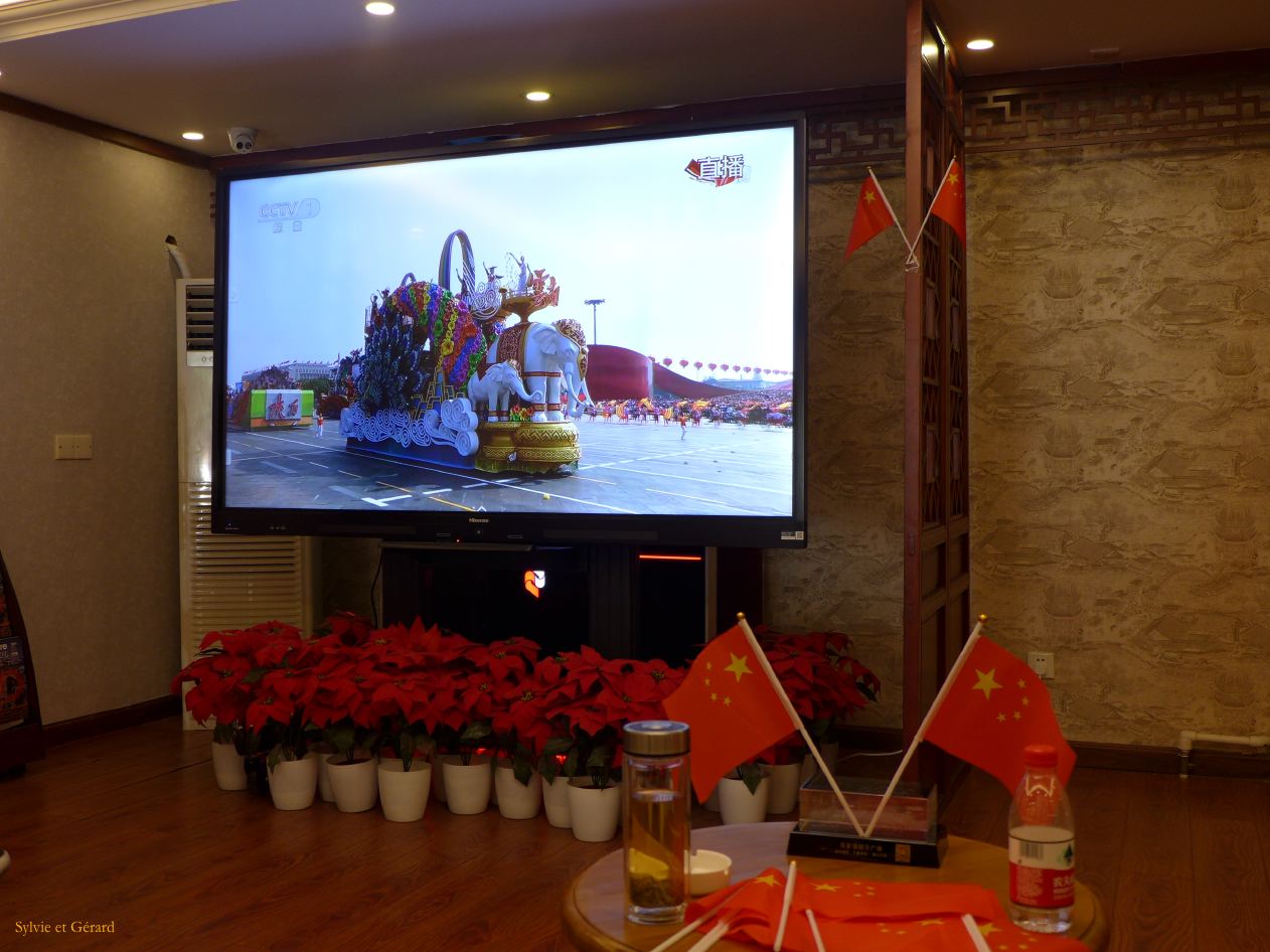 09    Pekin 32 quartier Nanluoguxiang commémoration des 70 ans à la télé dans un hôtel 