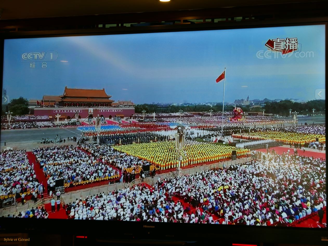 09    Pekin 33 quartier Nanluoguxiang les Chinois dans la rue regardent la manifestation sur les écrans de télé ou sur leurs smartphones 