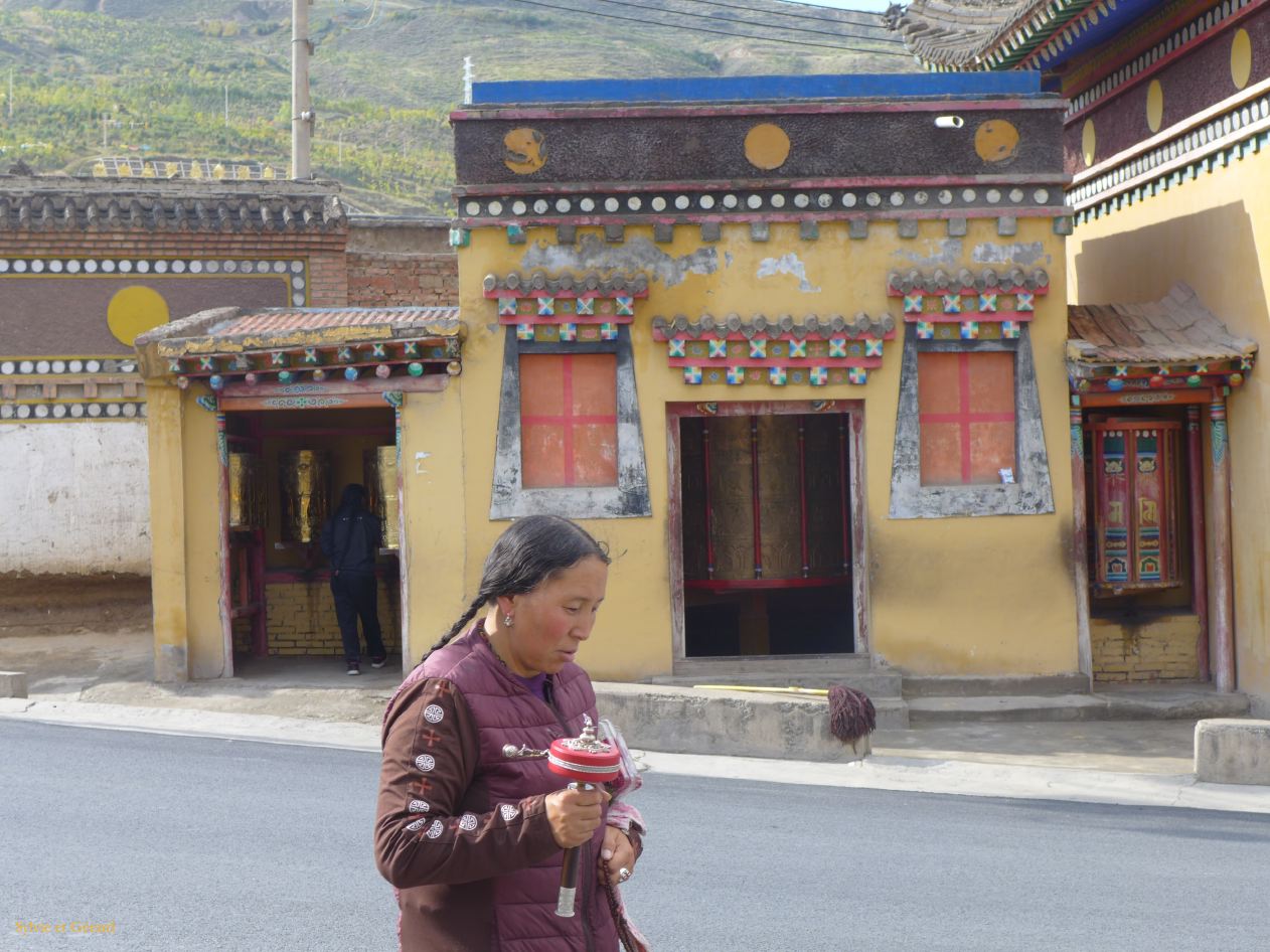 02 4 Tongren Monastère Longwu Tibétaine avec son moulin à prières