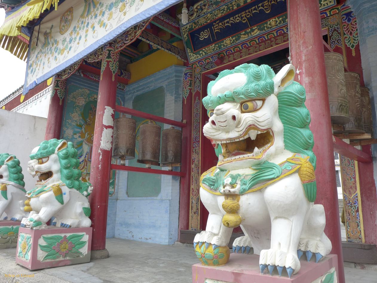 02 8 Tongren Monastere Longwu une porte d'entrée avec ses lions gardiens