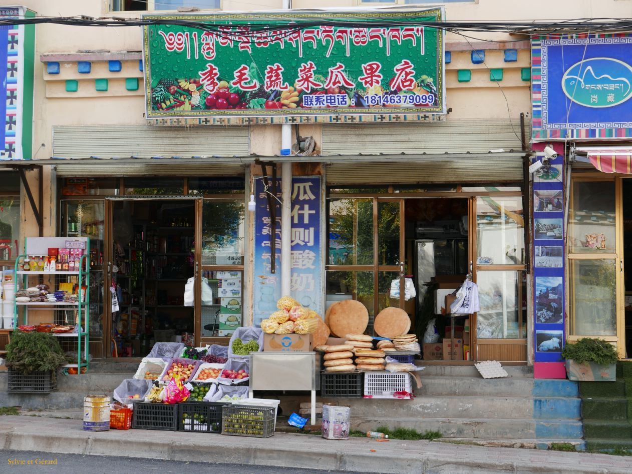 02 19 Tongren petites boutiques près du monastère