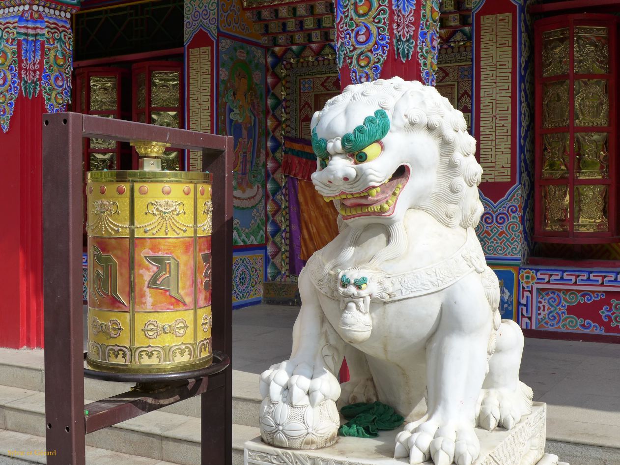02 21 Tongren monastère Wutun bas Sangkeshan village moulins à prières et statue de lion gardien 