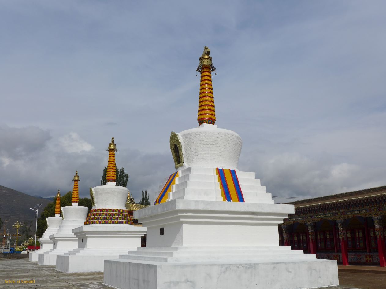 02 23 Tongren monastère Wutun bas Sangkeshan village stupas