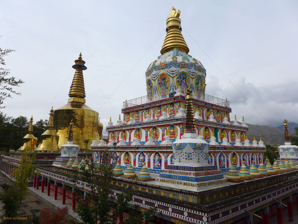 02 24 Tongren monastère Wutun bas Sangkeshan village stupas 