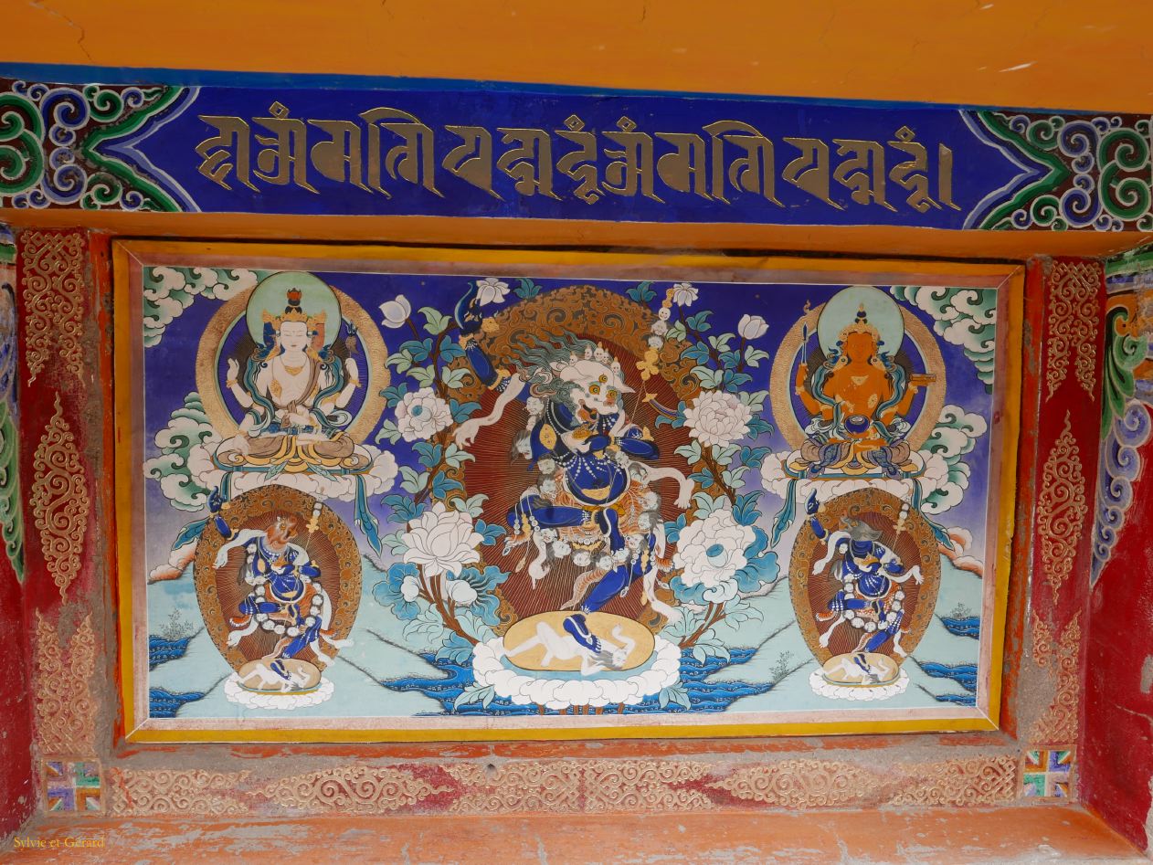 02 27 Tongren monastère Wutun bas Sangkeshan village malheureusement pour nous, tous les bâtiments sont fermés, nous ne verront pas les célèbres thankhas