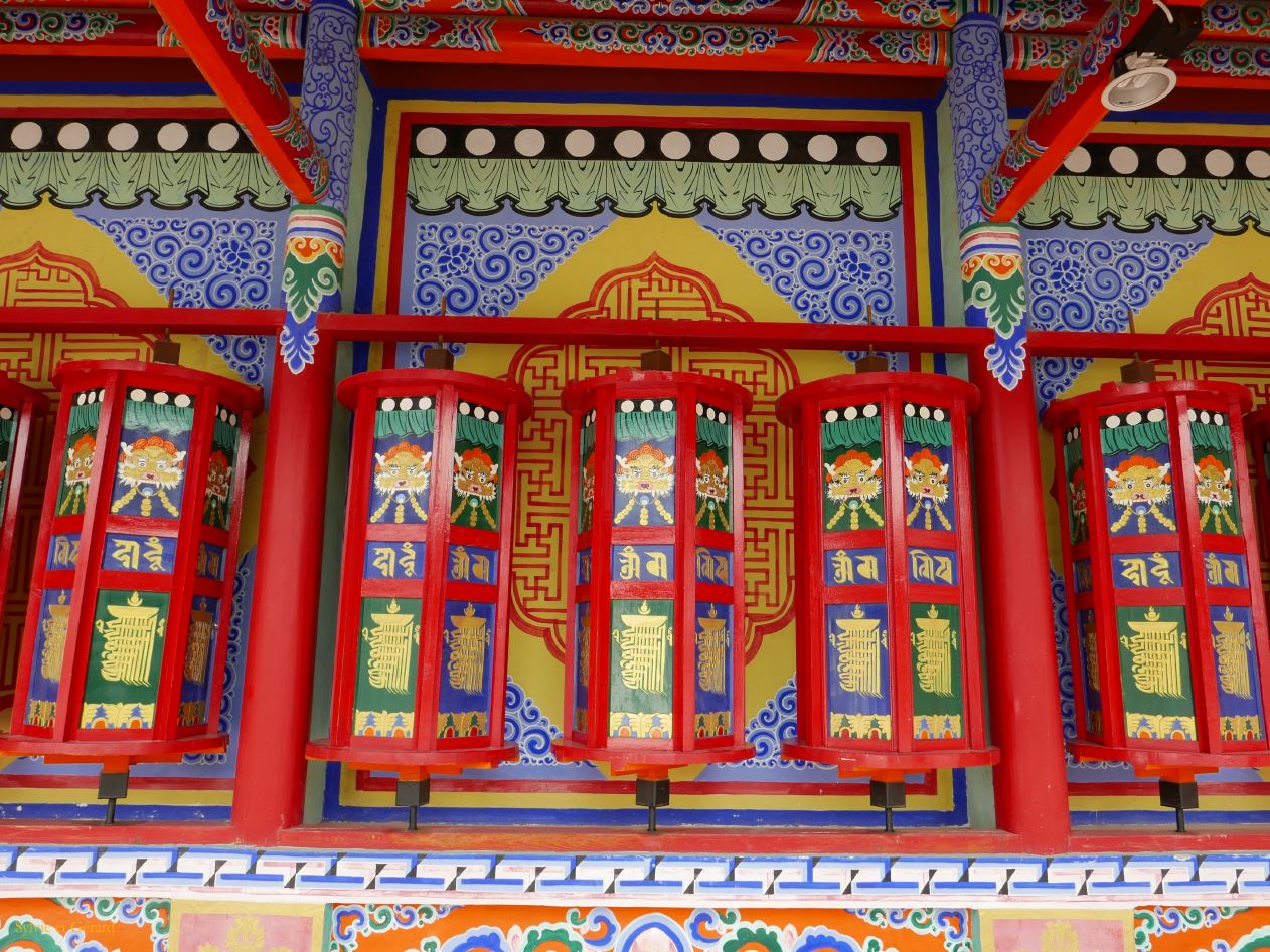 02 28 Tongren monastère Wutun bas Sangkeshan village encore des moulins à prières