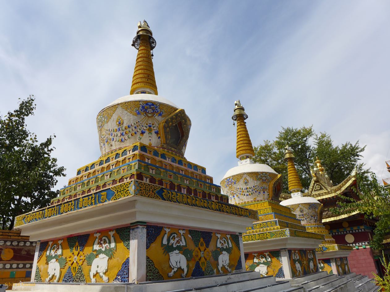 02 30 Tongren monastère Wutun haut Sangkeshan village stupas