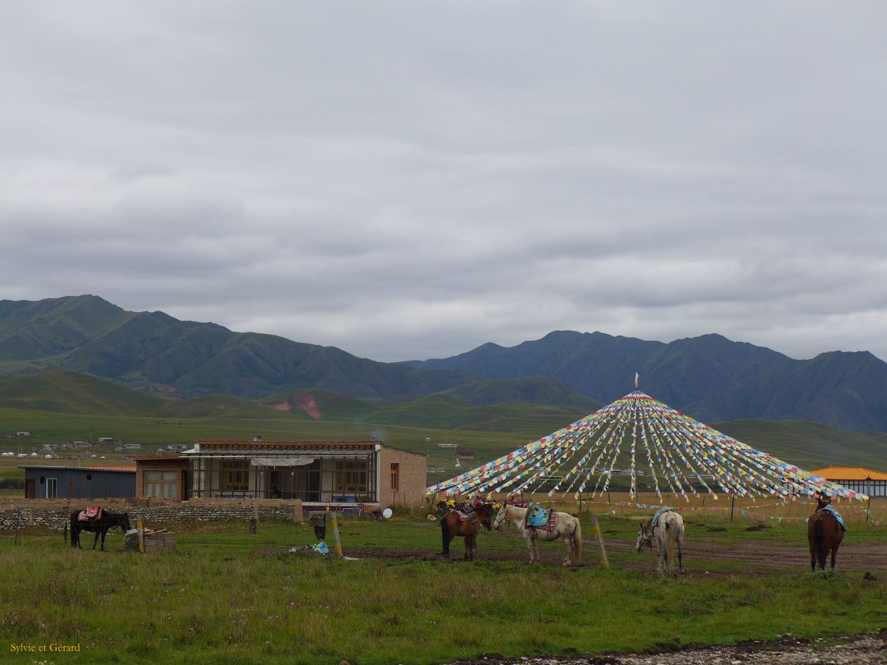 03 04 Xiahe les Prairies de Sangke drapeaux 