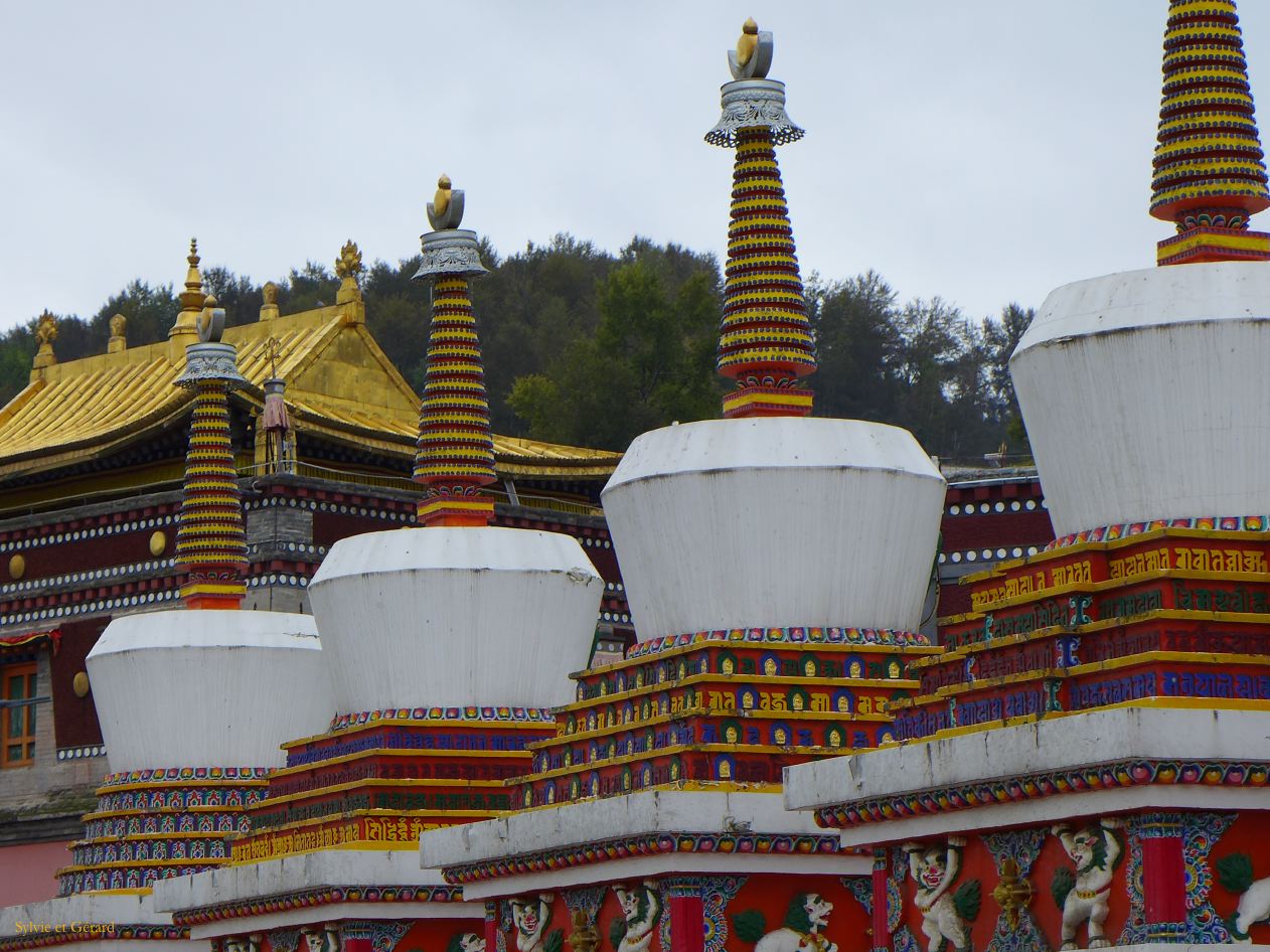 01 7 Xining monastère de Kumbum ou Ta'er si les stupas de l'entrée  