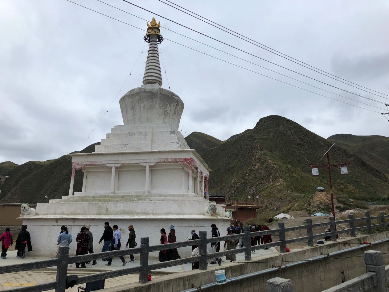 03 08 Xiahe les abords du monastère la kora autour du stupa 