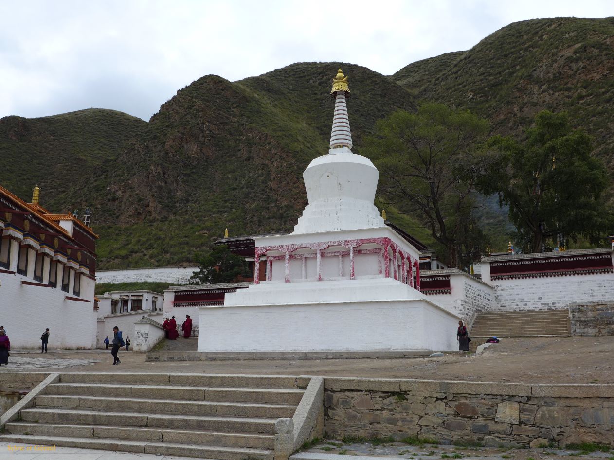 03 10 Xiahe Monastère de Labrang le chorten blanc 
