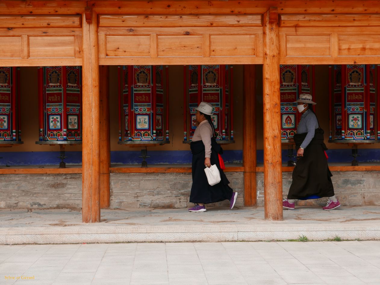 03 20 Xiahe Monastère de Labrang moulins à prières 