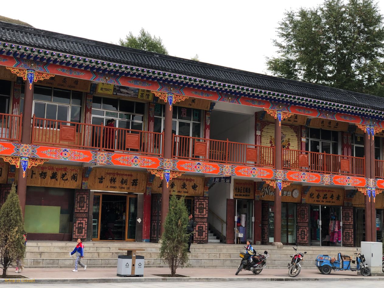 03 22 Xiahe à 2900 m d'altitude rue principale du quartier tibétain 