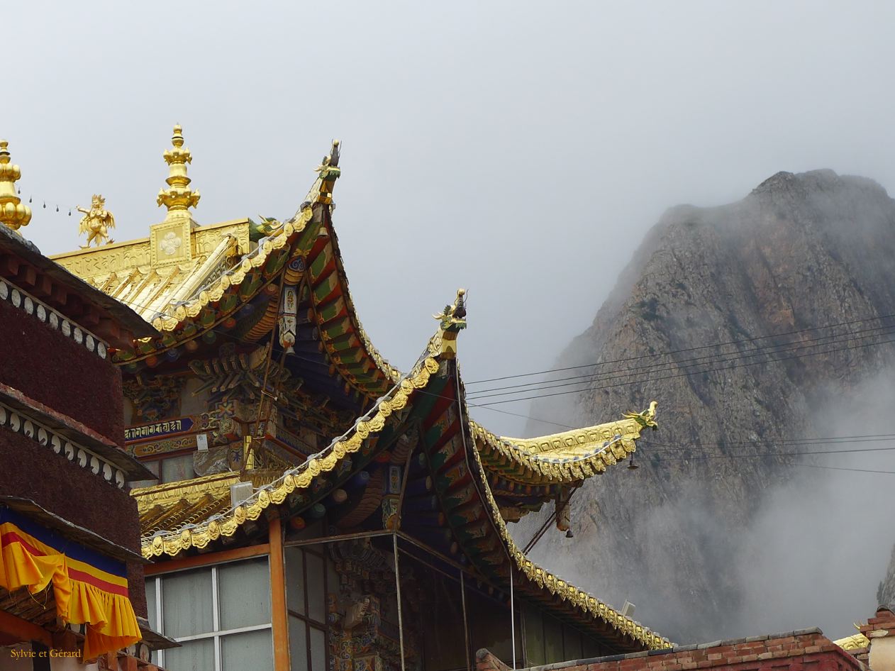 03 25 Xiahe les Prairies de Ganjia le gompa Trakhar dans la brume 