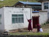 04 04 Langmusi Kerti Gompa petits moines au travail