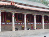 01 15 Xining monastère Ta'er si les pélerins se prosternent à plat ventre et récitent des prières