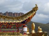 04 46 Langmusi le toit doré devant la Red Rock Mountain 