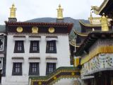 02 9 Tongren Monastère Longwu fondé en 1301 par Tsongkapa pour promouvoir la secte bouddhiste des bonnets jaunes de Gelugpa