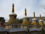 02 29 Tongren monastère Wutun haut Sangkeshan village stupas