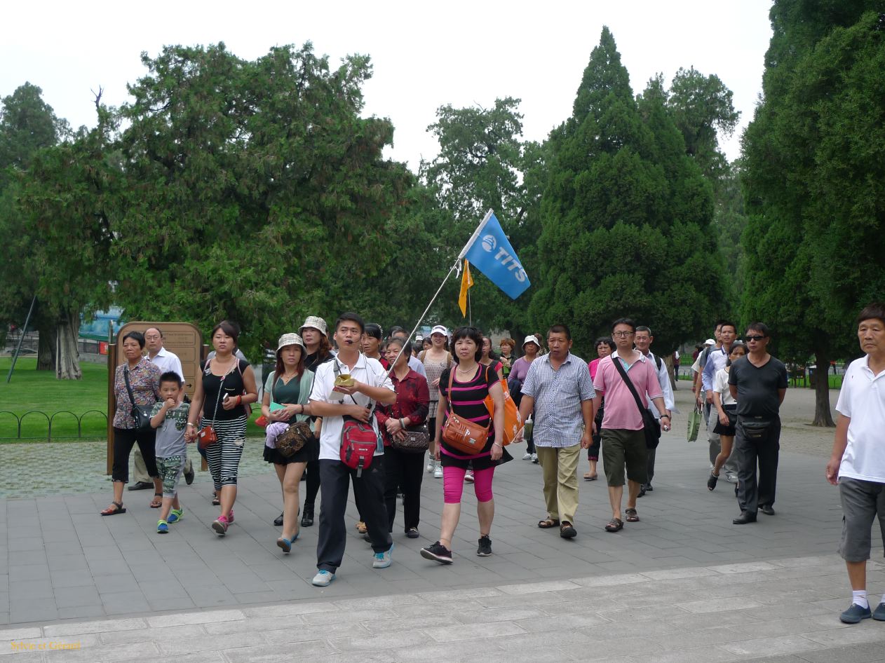 à Pekin le temple du Ciel 08 attention touristes chinois