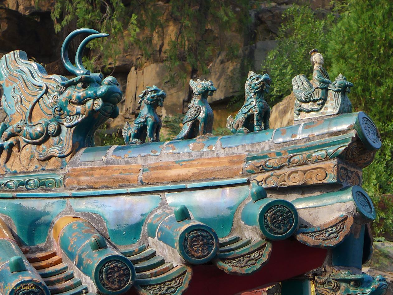 à Pekin Palais d'Eté 14 prince Min de Qi sur sa poule protégé par le chiwen