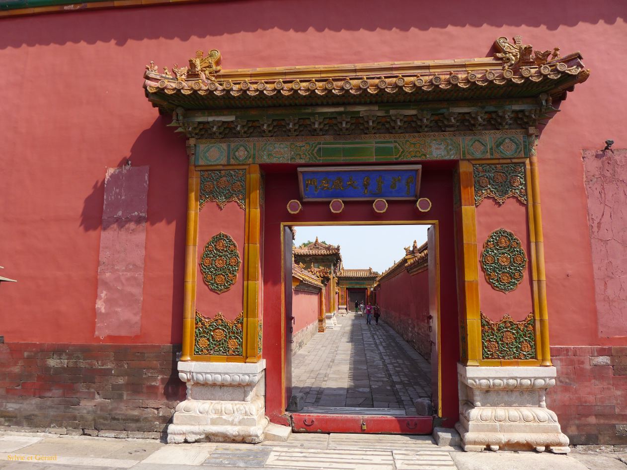 à Pekin Cité Interdite 16 porte donnant sur une cour intérieure