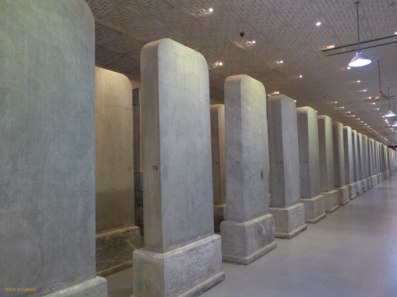 à Pekin Temple de Confucius et Collège Impérial 10 stèle de marbre blanc où sont inscrits les noms des candidats reçus aux examens impériaux