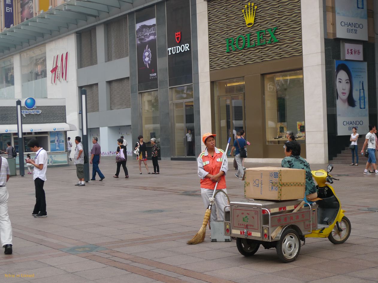 à Pekin Wangfujing Street 03 Rolex tu dis? mais je n'ai pas encore l'age