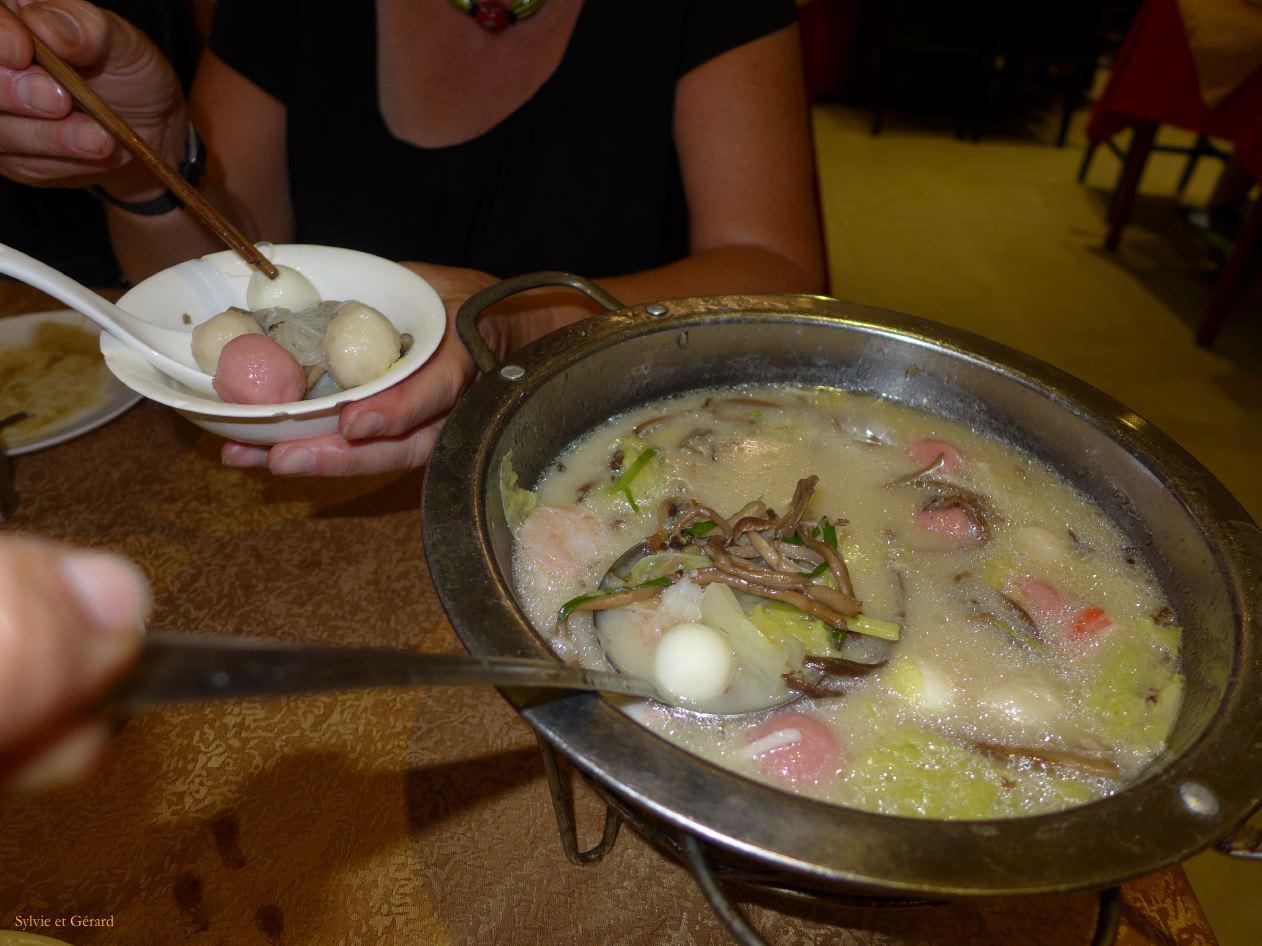à Pekin dans la ville 04 soupe aux boulettes de poissons colorées