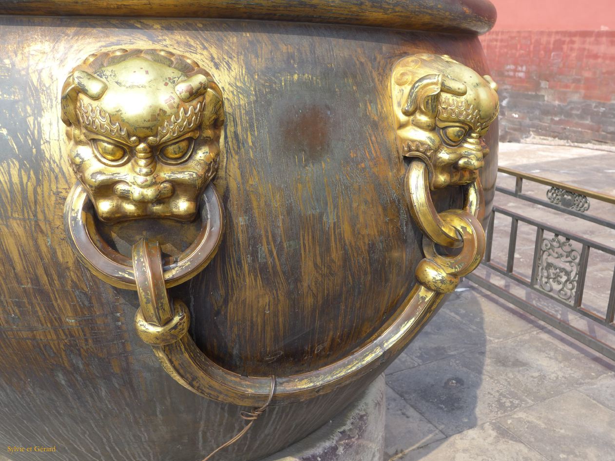 à Pekin Cité Interdite 06 jarre de bronze emplie d'eau pour lutter contre les incendies