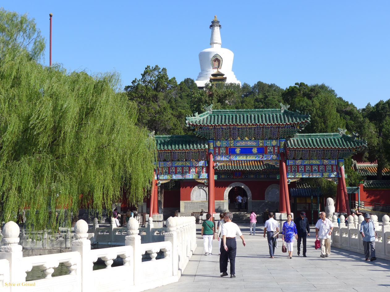 à Pekin Lac Belhai 02 dagoba blanc construit en 1651