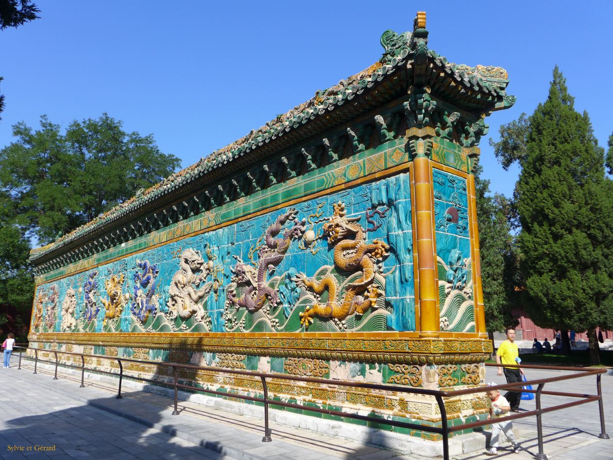 à Pekin Lac Belhai 13 mur des 9 dragons