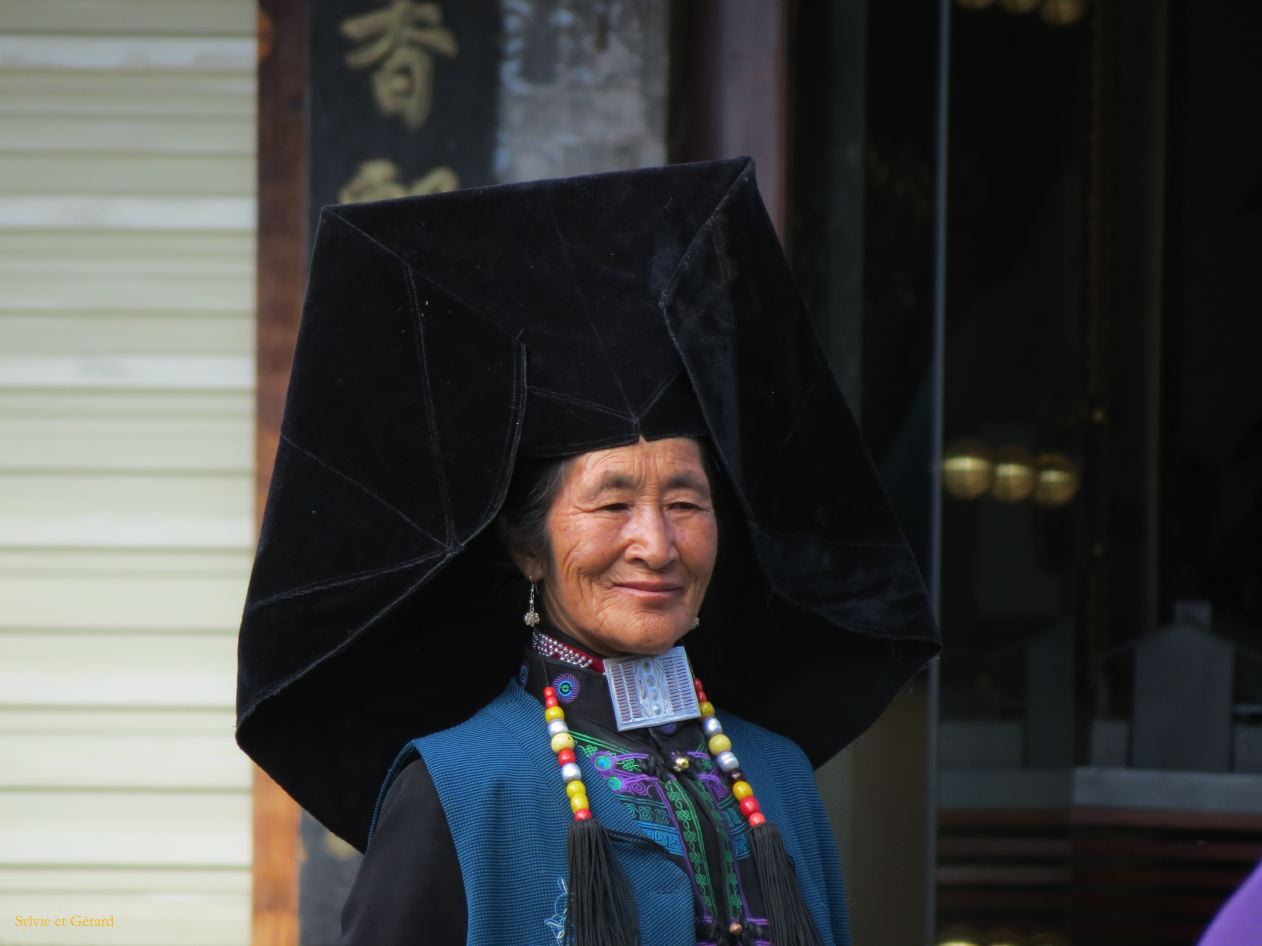 106 Lijiang La Vieille Ville dame en habit traditionnel