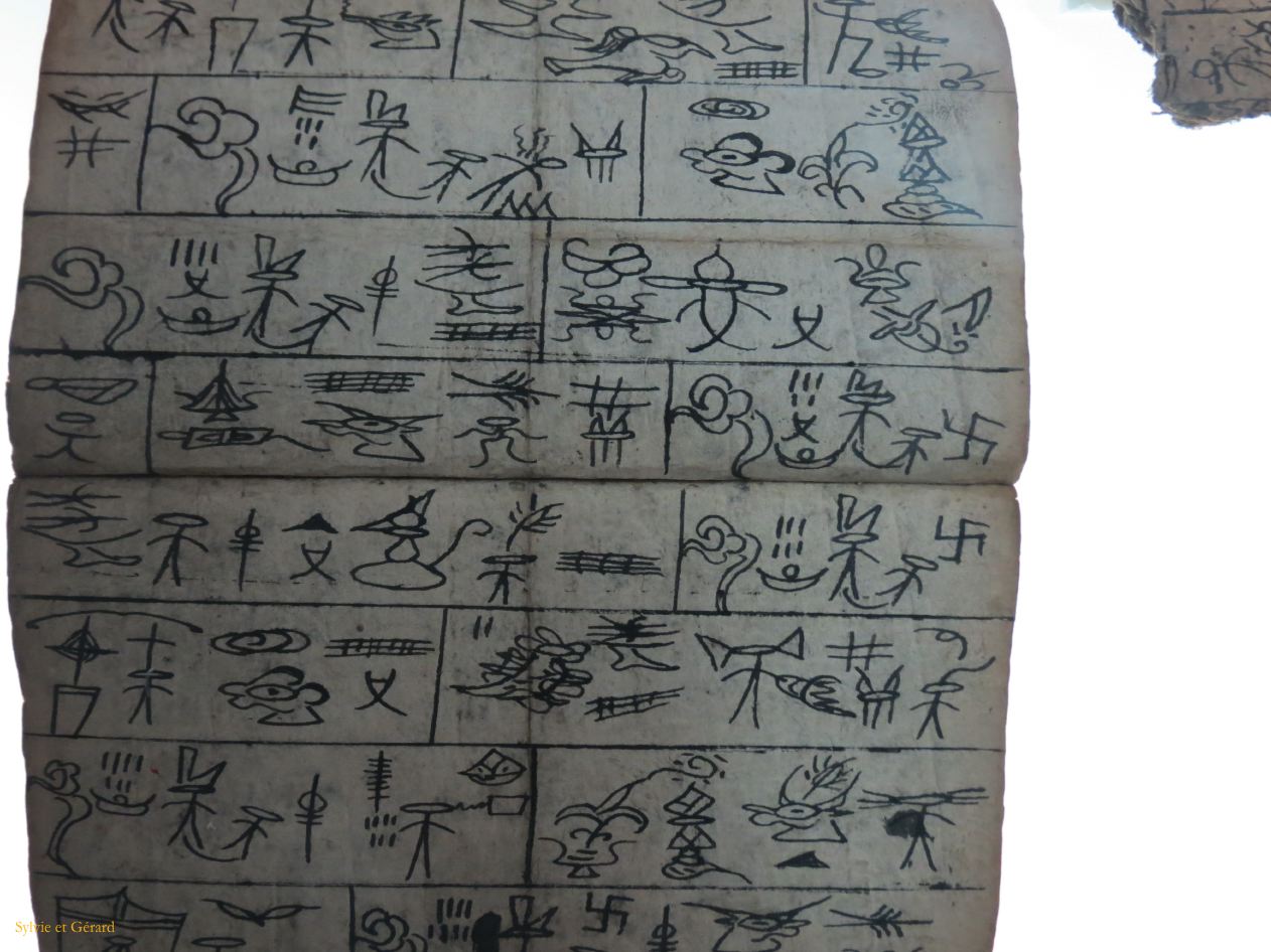 129 Lijiang La Vieille Ville le musée Dongba écriture pictographique sur des milliers de manuscrits